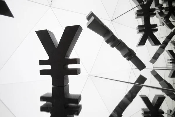 Yen oder Yuan Währungssymbol mit vielen Spiegelbildern — Stockfoto