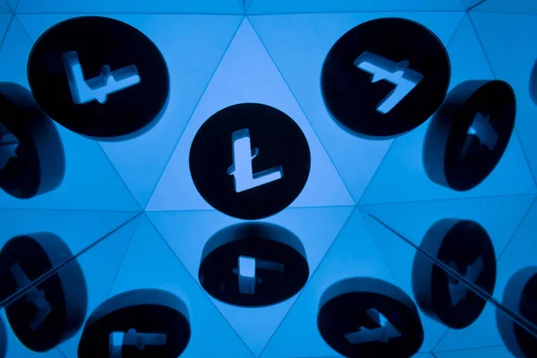 Litecoin símbolo de la moneda con muchas imágenes de espejo de sí mismo — Foto de Stock