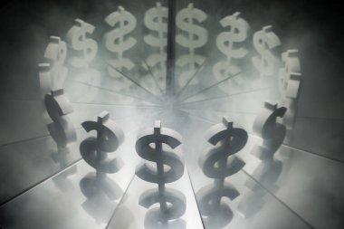 Ayna ve duman kaplı ABD Doları para birimi sembolü