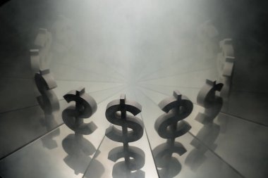 Ayna ve duman kaplı ABD Doları para birimi sembolü