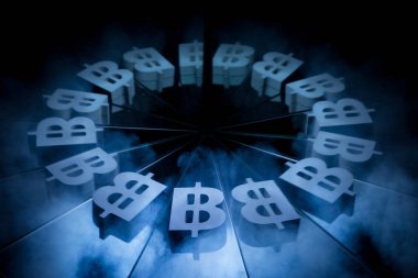 Bitcoin para birimi simgesi, karanlık kış sis kaplı