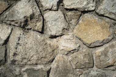 Eski ve Yıpranmış Doğal Taş Karo Duvar