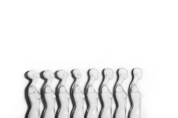 Figurines en plastique femme debout dans la ligne sur fond blanc — Photo