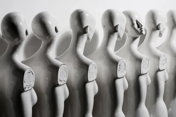 Frauenfiguren aus Plastik stehen in der Schlange lizenzfreie Stockbilder