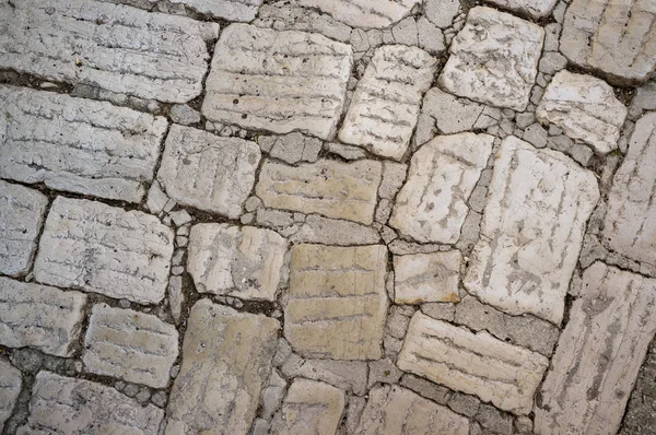 Abgenutzter steinerner Bürgersteig in der Stadt Vrsar, Kroatien — Stockfoto