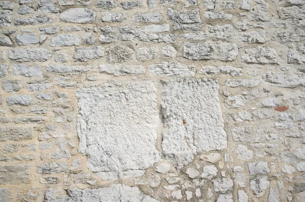 Alte grunzige und verwitterte Steinmauer — Stockfoto