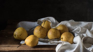 Bir bezle bir vazoda sonbahar armut          