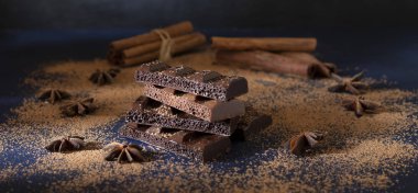 Gözenekli çikolata ve tarçın çubukları