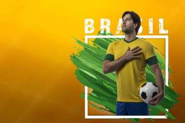 Brezilyalı futbolcu, sarı bir arka plan kopya alanı ile kutluyor.