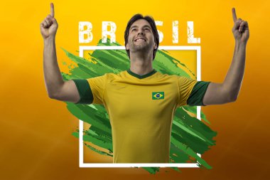 Brezilyalı futbolcu, sarı bir arka plan kopya alanı ile kutluyor.