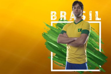 Brezilyalı futbolcu, sarı bir arka plan kopya alanı ile kutluyor.