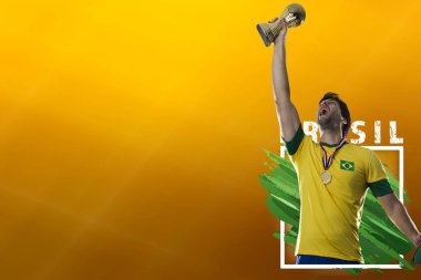 Brezilyalı futbolcu, sarı bir arka plan kopya alanı ile kutluyor.