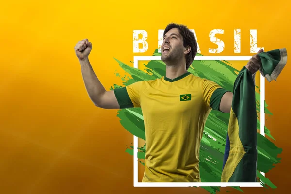 Brezilyalı futbolcu, sarı bir arka plan kopya alanı ile kutluyor.