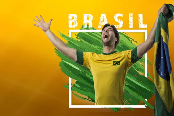 Brezilyalı futbolcu, sarı bir arka plan kopya alanı ile kutluyor.