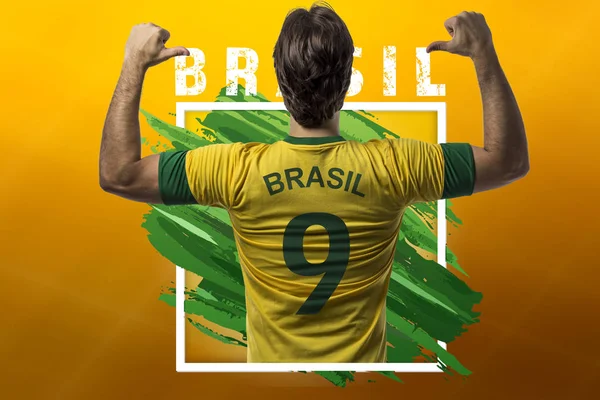 Brezilyalı futbolcu, sarı bir arka plan kopya alanı ile kutluyor.