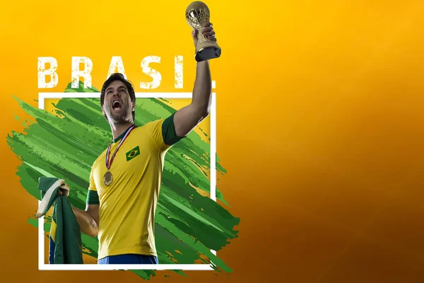 Brasilianischer Fußballer Feiert Auf Gelbem Hintergrund Mit Kopierraum — Stockfoto