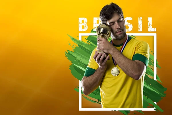 Jucător Brazilian Fotbal Sărbătorind Fundal Galben Spațiu Copiere — Fotografie, imagine de stoc