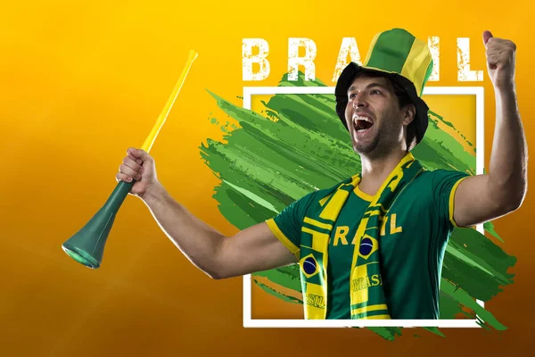 Braziliaanse Mannelijke Fan Vieren Een Gele Achtergrond Met Kopie Ruimte — Stockfoto