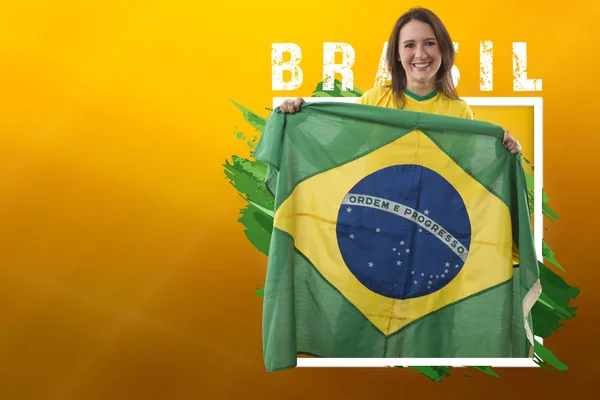 Fan Donna Brasiliana Festeggiando Uno Sfondo Giallo Con Spazio Copia — Foto Stock