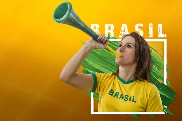 Brasilianische Fan Feiert Auf Gelbem Hintergrund Mit Kopierraum — Stockfoto