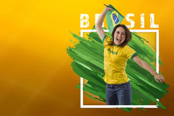 Brezilyalı Kadın Fan Kopya Alanı Ile Sarı Bir Arka Plan — Stok fotoğraf