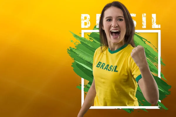 Бразильська Жінка Вентилятор Святкування Жовтому Фоні Копією Простір — стокове фото