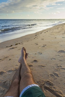 Bacaklar Praia bir tropikal plaj lansdcape bayramlarda tatil keyfini bir Brezilyalı adam do forte, Bahia, Brezilya.