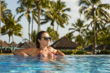 Lüks sahil otel Resort havuz ve plaj yakınında tropikal lansdcape ile tatil tatil zevk güzel Brezilyalı kadın