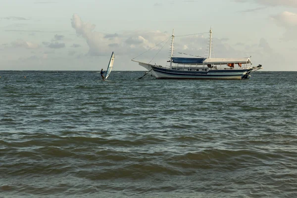 Windsurf Vela Mare Tramonto Vicino Una Barca Con Palme Sullo — Foto Stock