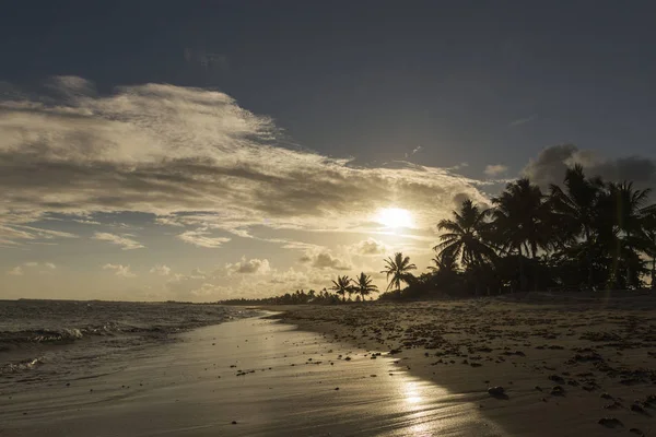 Spiaggia Tropicale Con Bellissimo Tramonto Sul Mare Con Vista Sulle — Foto Stock