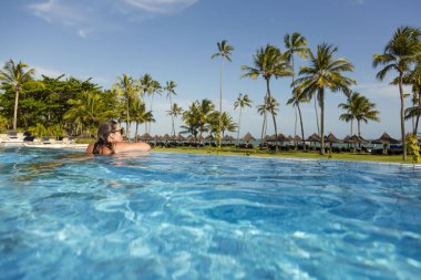 Lüks sahil otel Resort havuz ve plaj yakınında tropikal lansdcape ile tatil tatil zevk güzel Brezilyalı kadın
