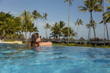 Lüks sahil otel Resort havuz ve plaj yakınında tropikal lansdcape ile tatil tatil zevk güzel Brezilyalı kadın