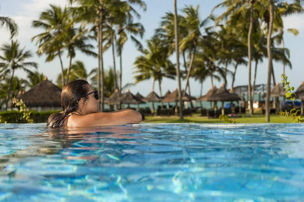 Lüks sahil otel Resort havuz ve plaj yakınında tropikal lansdcape ile tatil tatil zevk güzel Brezilyalı kadın