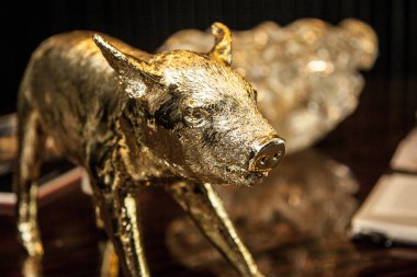 Eski dekoratif domuz ayakta bir masada. dekorasyon