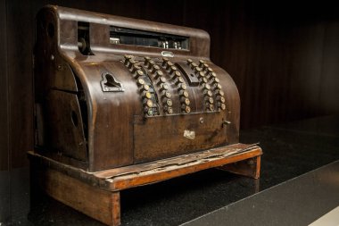 Vintage yazar kasa siyah bir zemin üzerine.