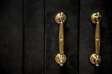 Siyah ahşap bir kapı üzerinde altın topuzu