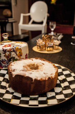 koyu ahşap arka plan üzerine toz şekeri ile sade kek. seçici odak