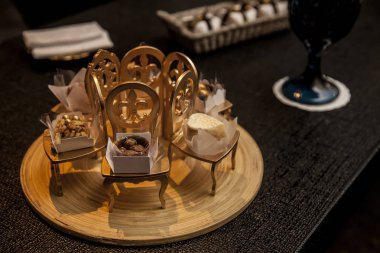 zarif parti şeker küçük dekoratif altın bekleme odasında. Parti dekorasyon konsepti.