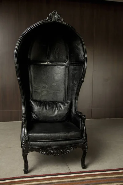 ビンテージ ルームで黒の革クラシック スタイルのソファ — ストック写真