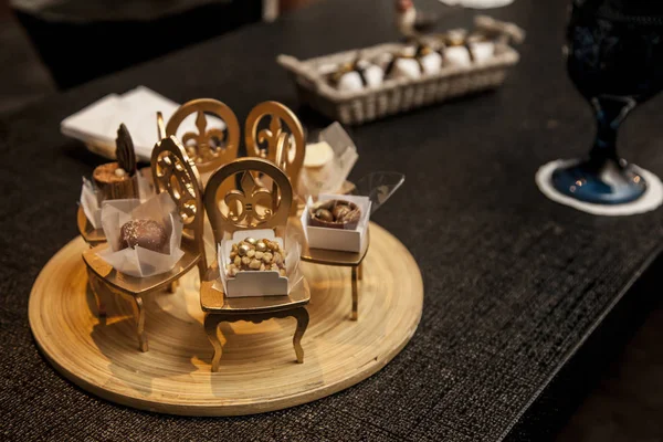 Elegante Partybonbons Kleinen Dekorativen Goldenen Stühlen Partydekoration — Stockfoto