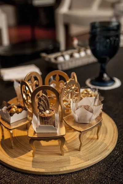 小さな装飾的な金色の椅子でエレガントなパーティのお菓子 パーティの装飾の概念 — ストック写真