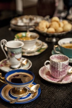 koyu ahşap bir masa üzerinde zarif cooffe cup. süslü öğleden sonra cooffe kavramı.