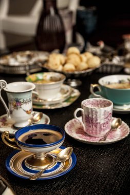 koyu ahşap bir masa üzerinde zarif cooffe cup. süslü öğleden sonra cooffe kavramı.