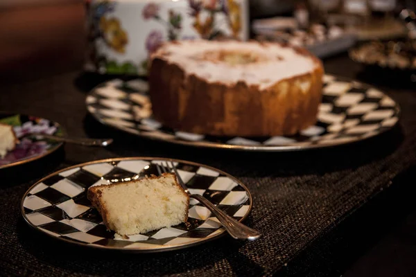 Kuchenstück Mit Puderzucker Darauf Auf Dunklem Holzgrund Selektiver Fokus — Stockfoto