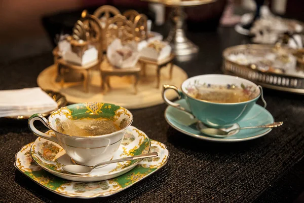 Elegante Teetasse Auf Einem Dunklen Holztisch Ausgefallenes Konzept Für Den — Stockfoto