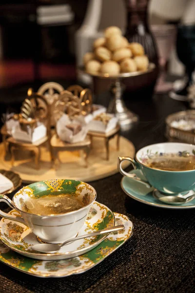 Elegante Teetasse Auf Einem Dunklen Holztisch Ausgefallenes Konzept Für Den — Stockfoto