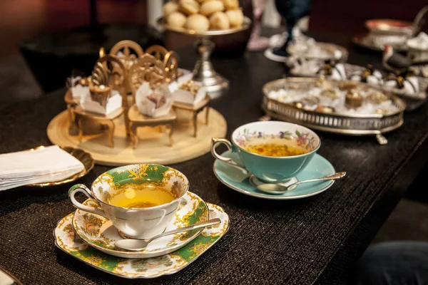 Elegante Teetasse Auf Einem Dunklen Holztisch Ausgefallenes Konzept Für Den — Stockfoto