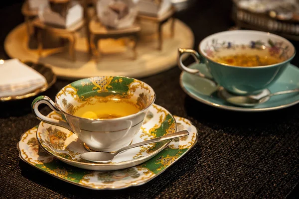 Elegante Teetasse Auf Einem Dunklen Holztisch Ausgefallenes Konzept Für Den — Stockfoto