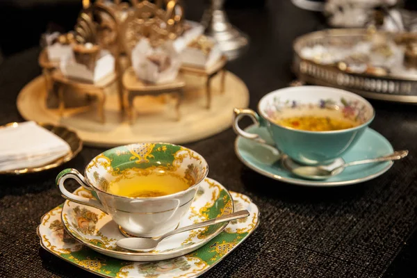 Elegante Teetasse Auf Einem Dunklen Holztisch Ausgefallenes Konzept Für Den — Stockfoto
