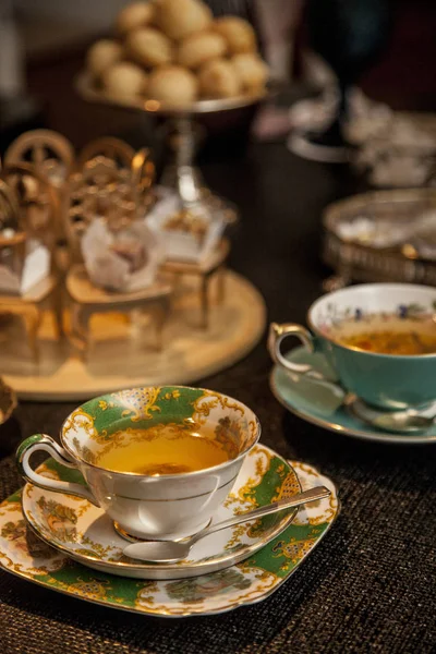 Κομψό Φλιτζάνι Ένα Σκοτεινό Ξύλινο Τραπέζι Φανταχτερό Απογευματινό Τσάι Έννοια — Φωτογραφία Αρχείου